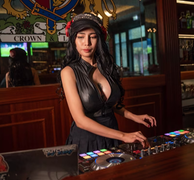 DJ Uno in Crown & Lion